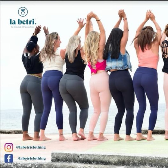 GREY Joey Pouch Leggings
Yoga Pants with built-in fanny pack
With Pouch - Picture 7 of 7